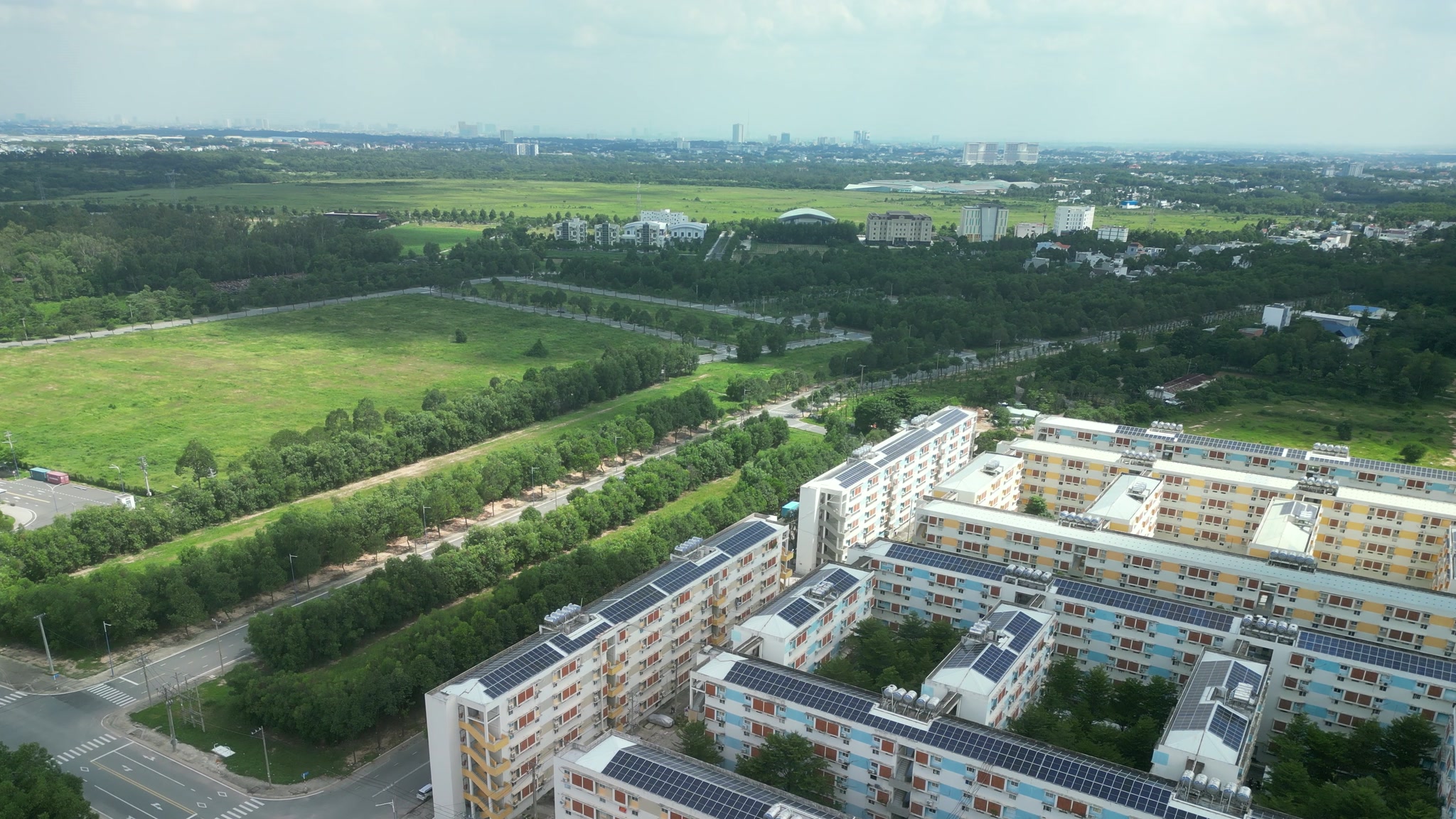 Khu nhà 5 tầng cũ Nhà ở xã hội Becamex Định Hòa với mái lắp điện mặt trời, hàng cây xanh, phường Chánh Hiệp, flycam 07/09/2026.